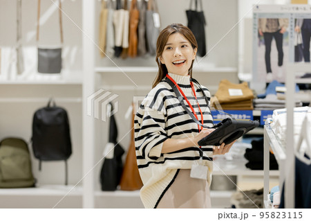 女性　アパレル　店員 95823115