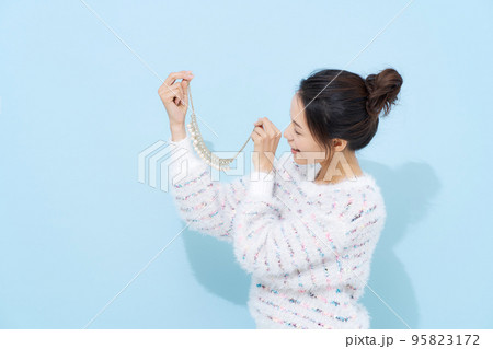 アクセサリーを選ぶ女性 95823172