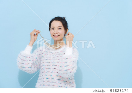 アクセサリーを選ぶ女性 95823174