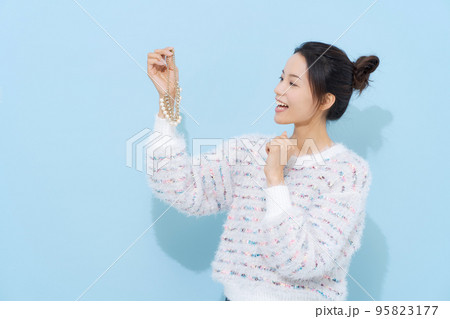 アクセサリーを選ぶ女性 95823177