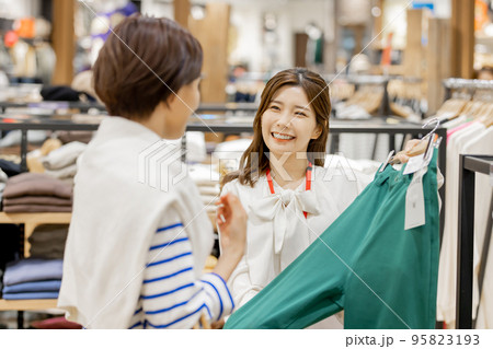 女性　アパレル　ショッピング 95823193