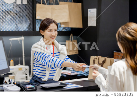 女性　アパレル　ショッピング 95823235
