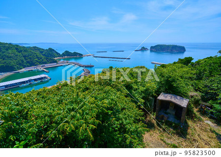 千葉県鋸南町の大黒山から南西側の漁港の展望(勝山港,大ボッケ,浮島など) 95823500
