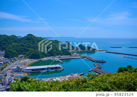 千葉県鋸南町の大黒山から南側の街と漁港の展望(勝山,勝山港など) 千葉県鋸南町の大黒山から南側の街と漁港の展望(勝山,勝山港など) 95823524