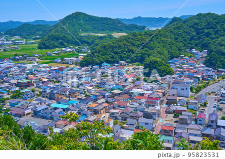 千葉県鋸南町の大黒山から南東側の街と山々の展望(勝山,天満山など) 千葉県鋸南町の大黒山から南東側の街と山々の展望(勝山,天満山など) 95823531