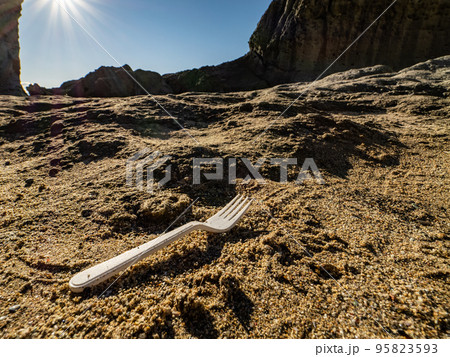 【環境】海の砂浜に捨てられたプラスチック製のフォーク　ごみ 95823593