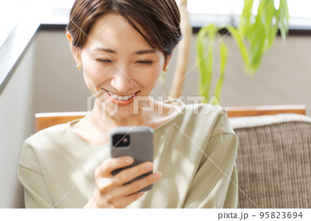 スマートフォンを見る女性 スマートフォンを見る女性 95823694