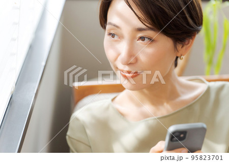スマートフォンを見る女性 スマートフォンを見る女性 95823701