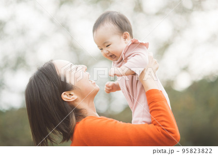 高い高いをする赤ちゃんとママ 95823822