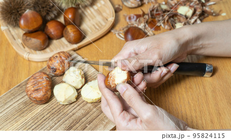 栗の皮をナイフで剥く 栗の皮をナイフで剥く 95824115