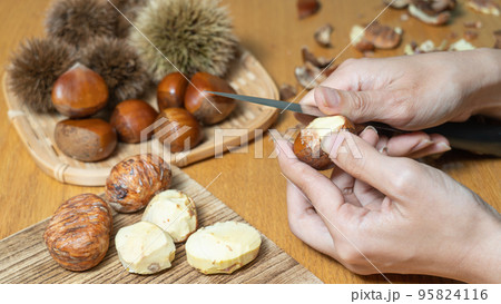 栗の皮をナイフで剥く 95824116