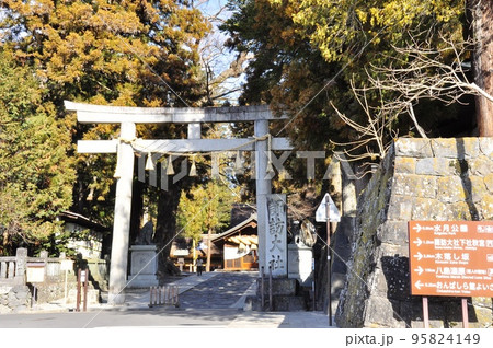 諏訪大社下社春宮の鳥居と神楽殿 諏訪大社下社春宮の鳥居と神楽殿 95824149