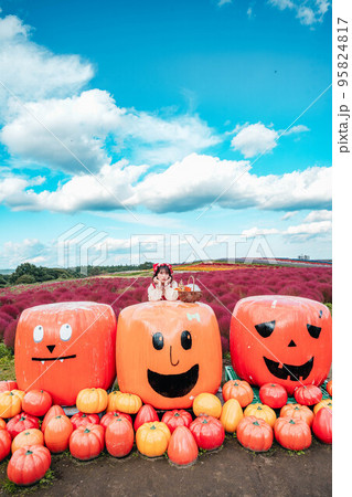 仮装してハロウィンのかぼちゃと一緒に写る女性 仮装してハロウィンのかぼちゃと一緒に写る女性 95824817