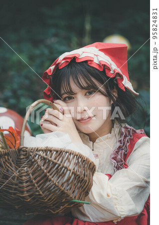 森の中で赤頭巾の仮装をする女性 95824831