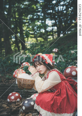 森の中で赤頭巾の仮装をする女性 95824835