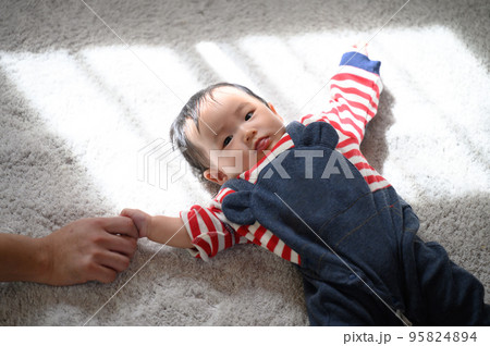 赤ちゃんと手を繋いでいるところ 95824894