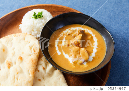 チキンカレー　バターチキンカレー　カレー　カレーライス　ナン　 95824947