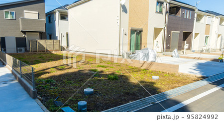 新築住宅街の更地風景 新築住宅街の更地風景 95824992