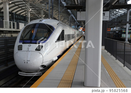 長崎駅に停車中の特急かもめ（885系：博多⇔長崎） 95825568
