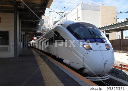 諫早駅に到着する特急かもめ（885系：博多⇔長崎） 95825571
