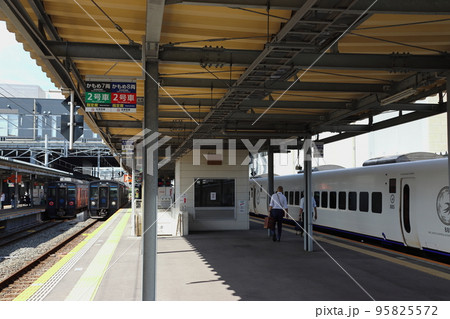 諫早駅に到着する特急かもめ（885系：博多⇔長崎） 95825572