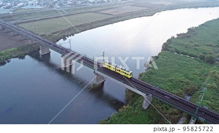 清涼な早朝の遠賀川を渡る3000形電車 95825722