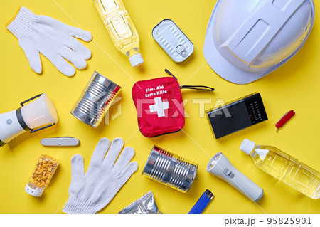 黄色背景の上の防災用品 95825901