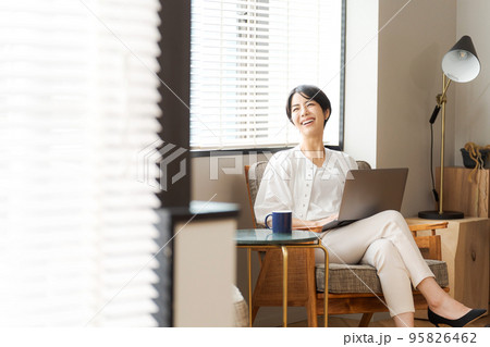 カフェで仕事をする女性 95826462