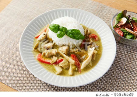 グリーンカレー　タイカレー　タイ料理　カレー　カレーライス　 95826639