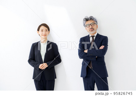 スーツを着た男性と女性 白背景 95826745