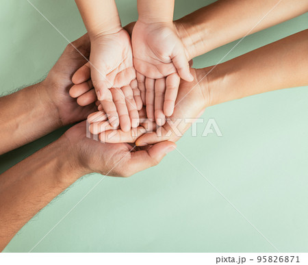 Top view parents and little kid holding empty Top view parents and little kid holding empty 95826871