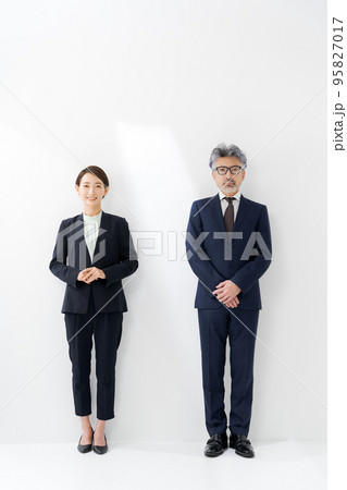 スーツを着た男性と女性 白背景 95827017