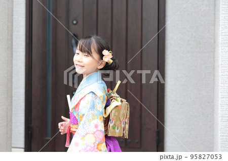 着物で参拝に出掛ける7歳の女の子 着物で参拝に出掛ける7歳の女の子 95827053