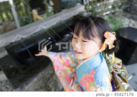 七五三で神社に参拝する7歳の女の子 七五三で神社に参拝する7歳の女の子 95827178