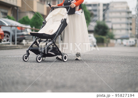 ベビーカーで散歩する赤ちゃんとママ ベビーカーで散歩する赤ちゃんとママ 95827194
