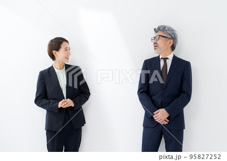 スーツを着た男性と女性 白背景 95827252