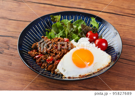 ガパオライス　タイ料理　鶏肉のバジル炒め 95827689