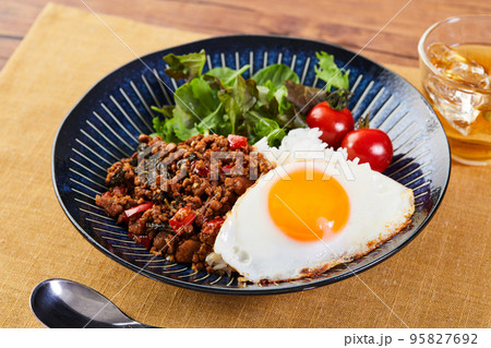 ガパオライス　タイ料理　鶏肉のバジル炒め 95827692