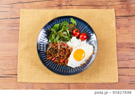 ガパオライス　タイ料理　鶏肉のバジル炒め 95827696