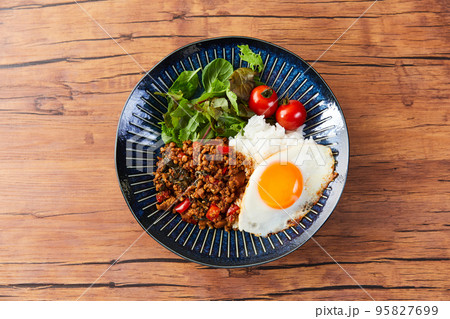 ガパオライス　タイ料理　鶏肉のバジル炒め 95827699