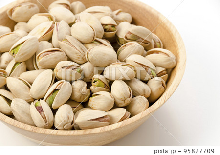 木の器に入ったピスタチオ 95827709