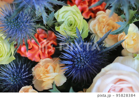 エリンジウム、鶏頭、バラ、カーネーションのアレンジ 95828384