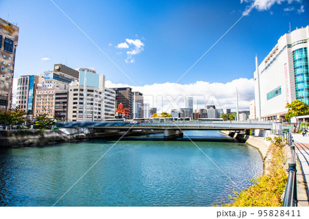 広島駅南側の駅前大橋周辺の市街地風景です。特徴的な柱状の塔やホテル、百貨店などが見えます。広島県 95828411