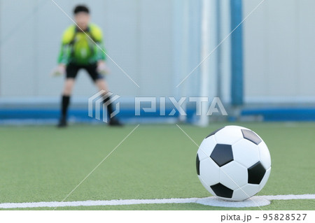 PKでゴールを守るキーパーの男性 95828527