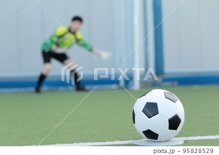 PKでゴールを守るキーパーの男性 PKでゴールを守るキーパーの男性 95828529