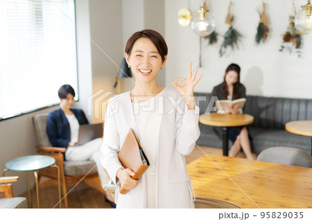 働く女性　オフィスカジュアル 95829035