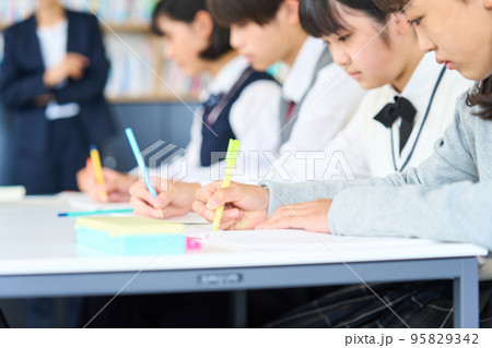 勉強する中学生　指導をする先生　高校受験　 95829342