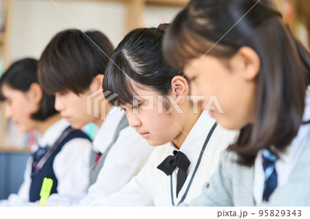 勉強する中学生　指導をする先生　高校受験　 95829343