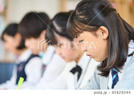 勉強する中学生　指導をする先生　高校受験　 95829344