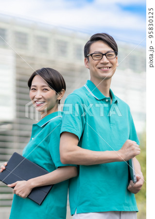 施設で勤務するケアマネージャー 95830125